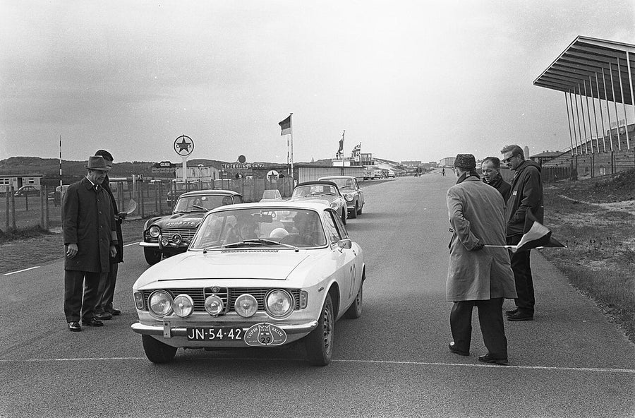 ALFA ROMEO : Foto: Alfa Romeo Giulia Sprint GT, probables ganadores del Rally de los Tulipanes, 1964, Nationaal Archief / Anefo (CC0)