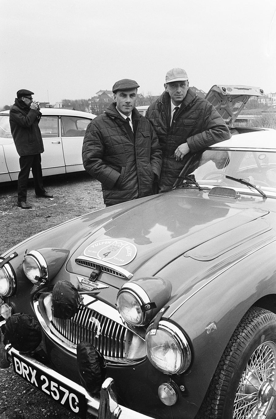 AUSTIN-HEALEY : les frères Morley, vainqueurs sortants, avec leur Austin-Healey 3000 au Rallye des Tulipes, 1965, Nationaal Archief / Anefo (CC0)