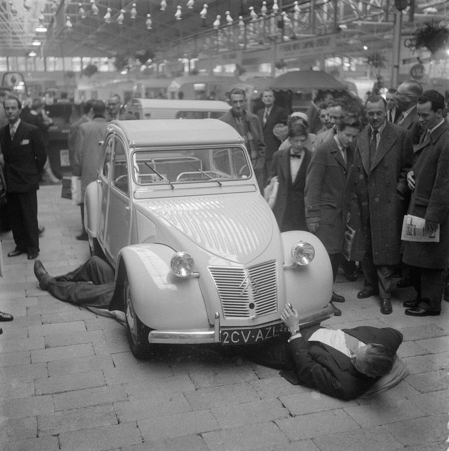 CITROËN : Citroën 2CV au salon de l’automobile, 1958, Nationaal Archief (CC0)