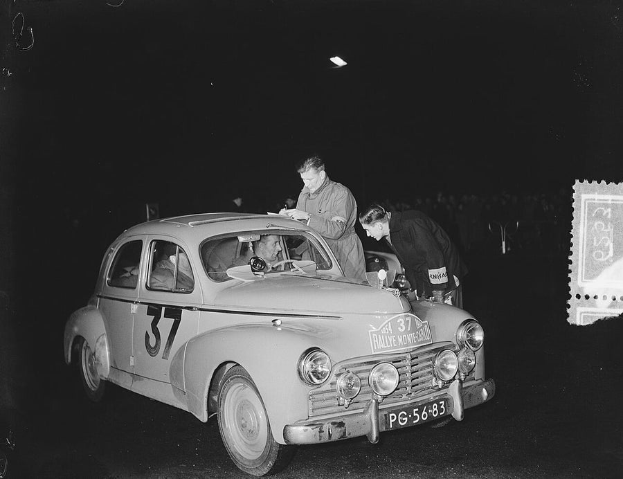 PEUGEOT : Foto: Peugeot 203 en el Rally de Montecarlo, a su paso por Ámsterdam, 1954, Nationaal Archief / Anefo (CC0)