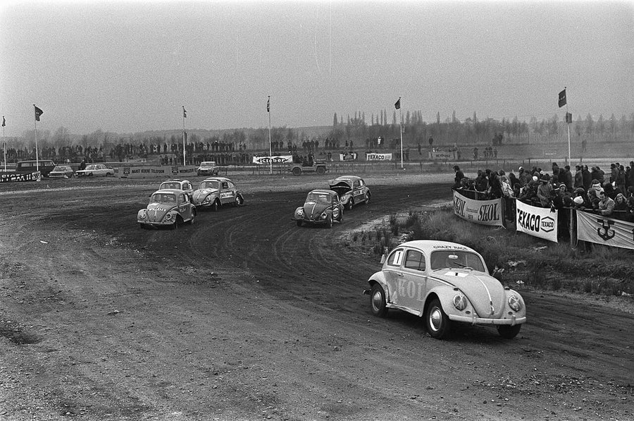 VOLKSWAGEN : Foto: carrera de Escarabajos en Valkenswaard, 1972, Nationaal Archief / Anefo (CC0)