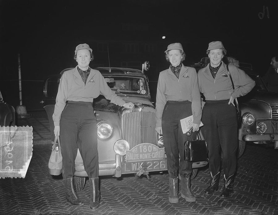 ALVIS : équipage féminin sur Alvis au contrôle du Rallye de Monte-Carlo, Amsterdam, 1953, Nationaal Archief / Anefo (CC0)