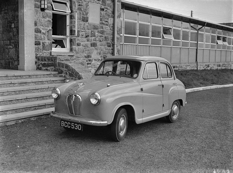 AUSTIN : Foto: Austin A30 en prueba de carretera, 1952, Geoff Charles / National Library of Wales (CC BY-SA 4.0)