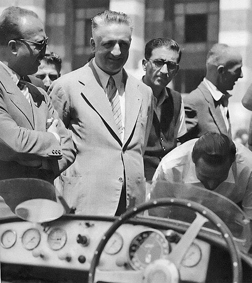 FERRARI : Enzo Ferrari devant la 125 S, 1947, domaine public