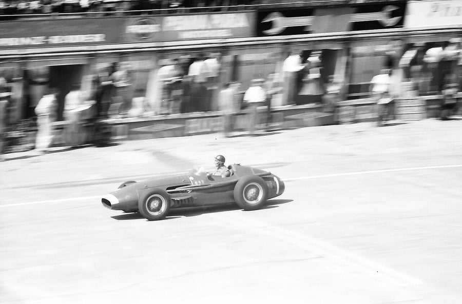 MASERATI : Juan Manuel Fangio sur Maserati 250F au Nürburgring, 1957, Willy Pragher (CC BY 4.0)