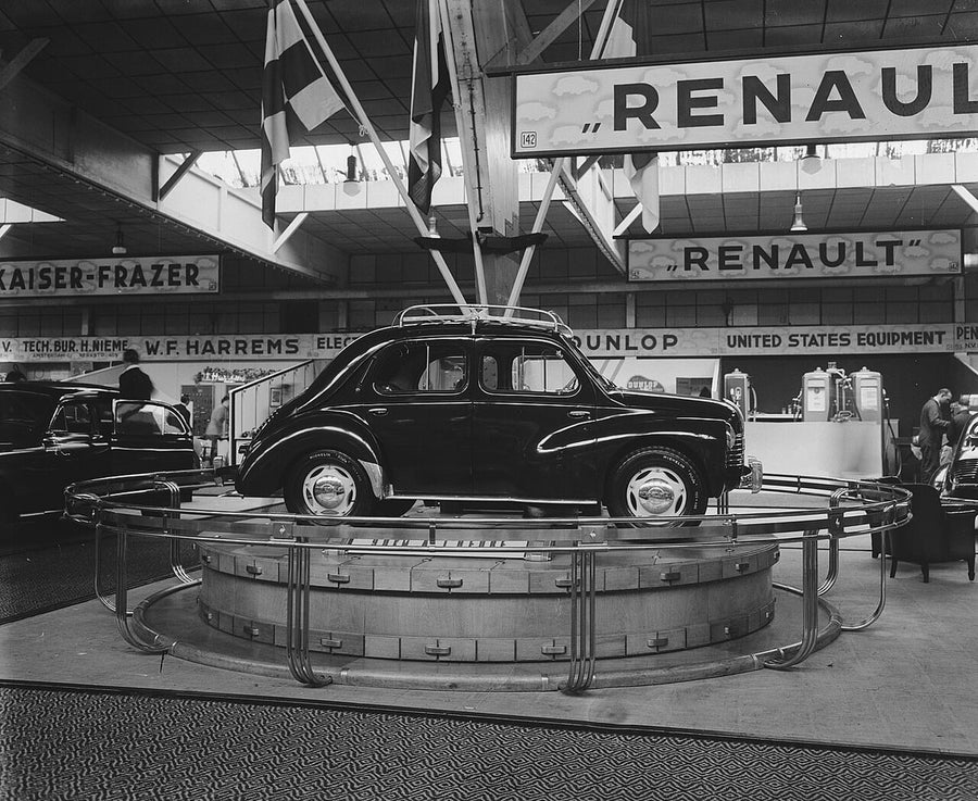 RENAULT : Renault 4CV sur le stand Renault du salon RAI d’Amsterdam, 1948, Nationaal Archief / Anefo (CC0)