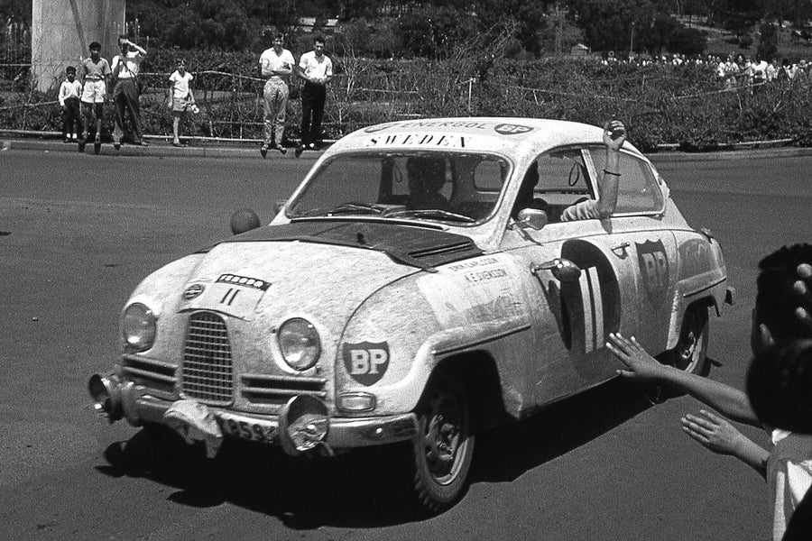 SAAB : Erik Carlsson sur Saab 96 au Safari Rally, 1962, CC BY 2.0 (Wikimedia Commons)