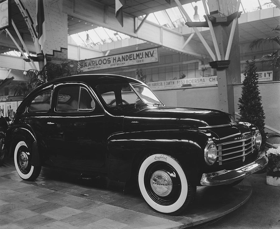 VOLVO : Foto: Volvo PV444 al salone RAI di Amsterdam, 1948, Nationaal Archief / Anefo (CC0)